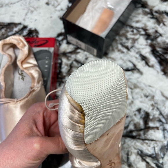 Capezio Aria Pointe shoes size 8.5 with rubber toe grips added NWT - Picture 4 of 10